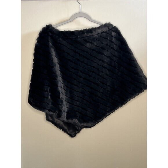 Black Rivet Poncho Women's One Size Black Faux Rabbit Fur Boat Neck Shawl Poncho - Picture 9 of 9